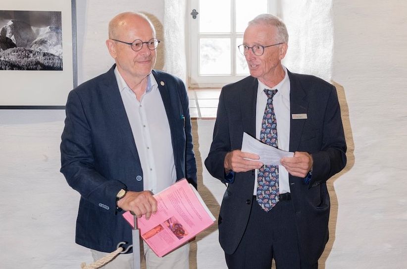 Bei der Vernissage: Paul Valerius (re.) und Dr. Ales Sobota, der in die Ausstellung einführte.