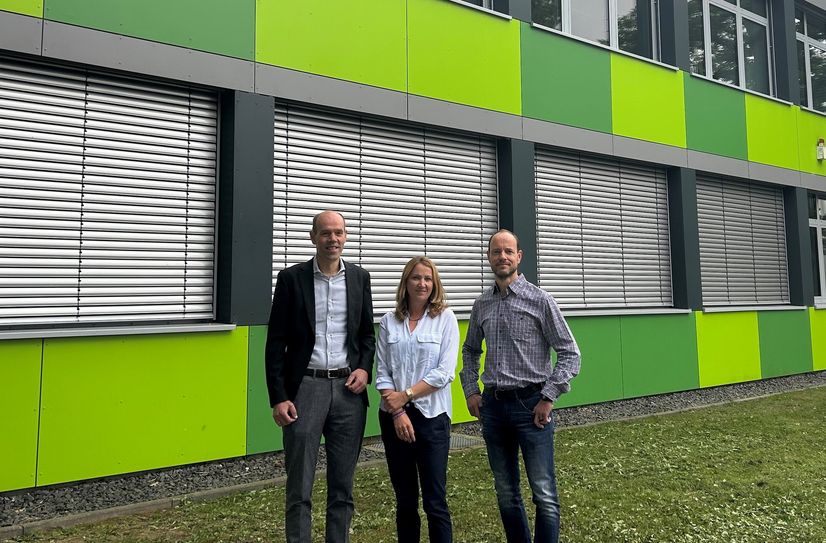 Landrat Volker Boch, Fachbereichsleiterin Linda Kemmer und technischer Mitarbeiter Michael Sabel an der IGS Kastellaun.