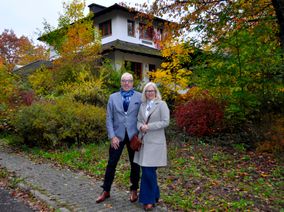 Das Ehepaar Kiefer im Herbst letzten Jahres vor dem neu erworbenen Anwesen im Ferienpark Himmelberg.