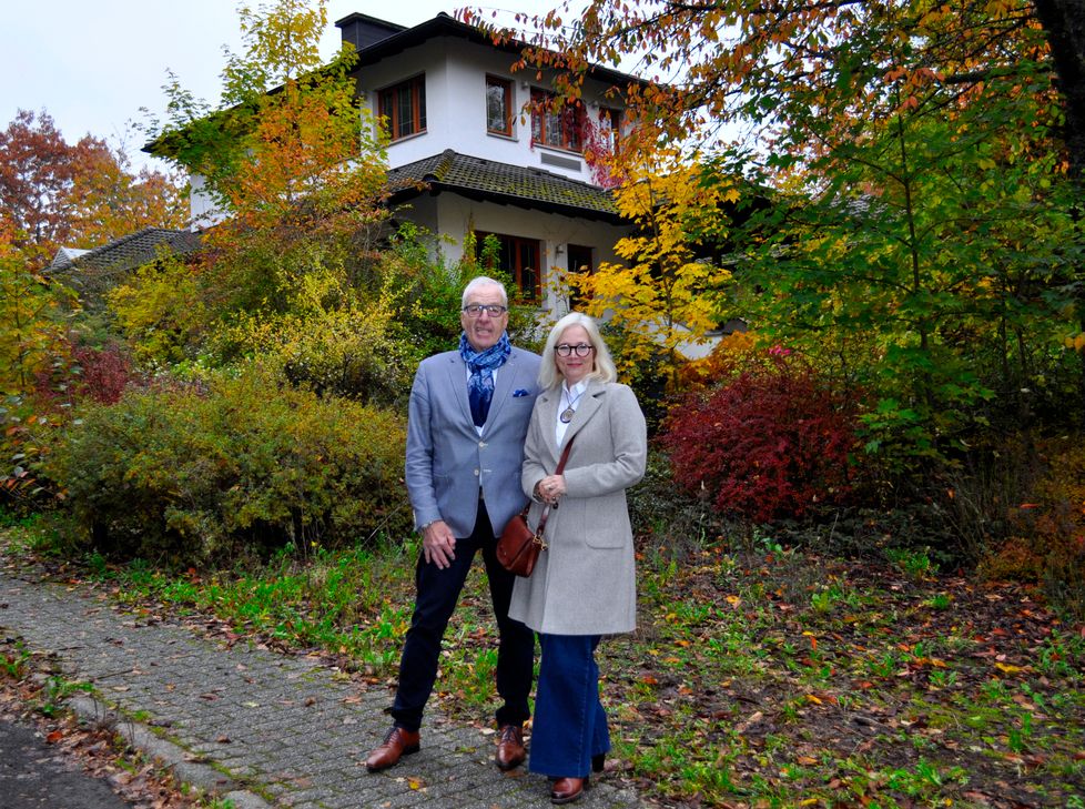 Das Ehepaar Kiefer im Herbst letzten Jahres vor dem neu erworbenen Anwesen im Ferienpark Himmelberg.