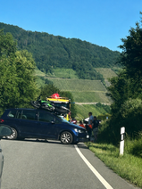 Das Motorrad landete nach dem Unfall auf dem Autodach.