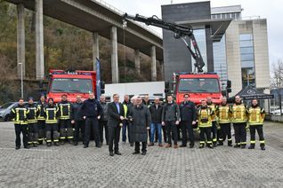 Landrat Dr. Alexander Saftig mit Vertretern der Freiwilligen Feuerwehren aus Kottenheim und Münstermaifeld sowie der Kreisverwaltung bei der symbolischen Schlüsselübergabe.
