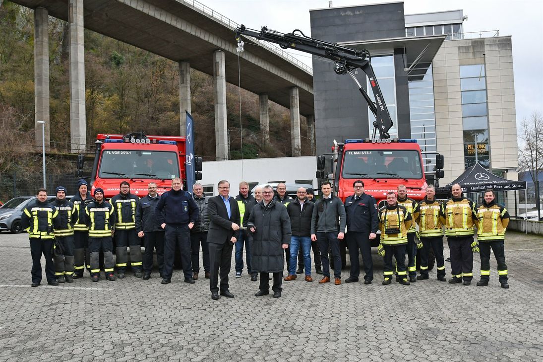 Landrat Dr. Alexander Saftig mit Vertretern der Freiwilligen Feuerwehren aus Kottenheim und Münstermaifeld sowie der Kreisverwaltung bei der symbolischen Schlüsselübergabe.