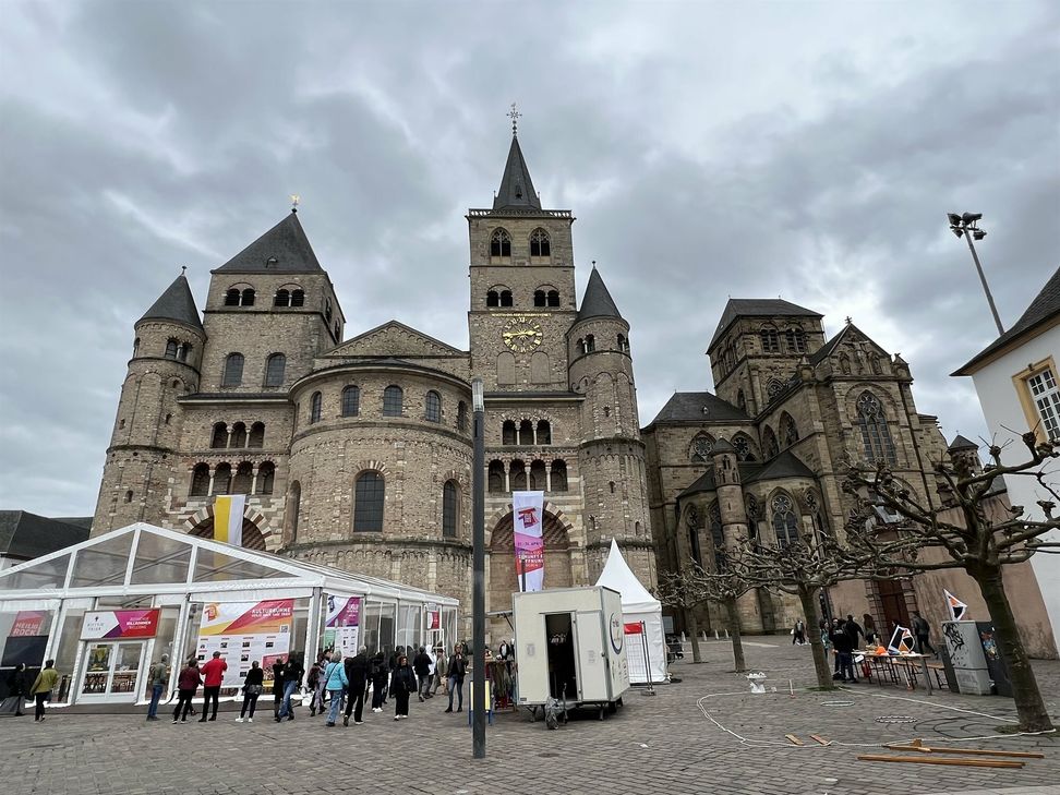 Das Bistum Trier feiert aktuell trotz allem sein Bistumsfest "Heilg-Rock-Tage" - das Festzelt am Samstag vor dem Trierer Dom