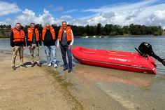 Machten sich vor Ort ein Bild von dem neuen Rettungsboot, das dauerhaft für den Notfalleinsatz am Wassersportsee stationiert wird (v.r.): Bürgermeister Ulf Hürtgen, Marcel Kratz (stellvertretender Wehrleiter), Seepark-Geschäftsführer Christoph M. Hartmann und Paul Karle, Geschäftsbereichsleiter Recht, Sicherheit und Ordnung bei der Stadt Zülpich.