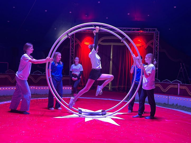 Aufmerksam verfolgt das Publikum, wie das große Rhönrad durch die Manege rollt – ruhig, gleichmäßig, geführt von sicherer Hand. Im Inneren zeigen Jugendliche ihre akrobatischen Übungen, lassen sich mitdrehen, stemmen sich in Position oder wechseln elegant die Haltung. Unterstützt von der Rhönradgruppe des Aachener Turnvereins war diese Darbietung ein besonderes Highlight.