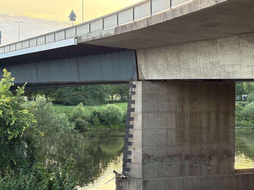 Die 53 Jahre alte Brücke wird am kommenden Wochenende voll gesperrt. Neben der Römerbrücke und der Kaiser-Wilhelm-Brücke ist sie die dritte und zugleich jüngste Moselbrücke der Stadt.
