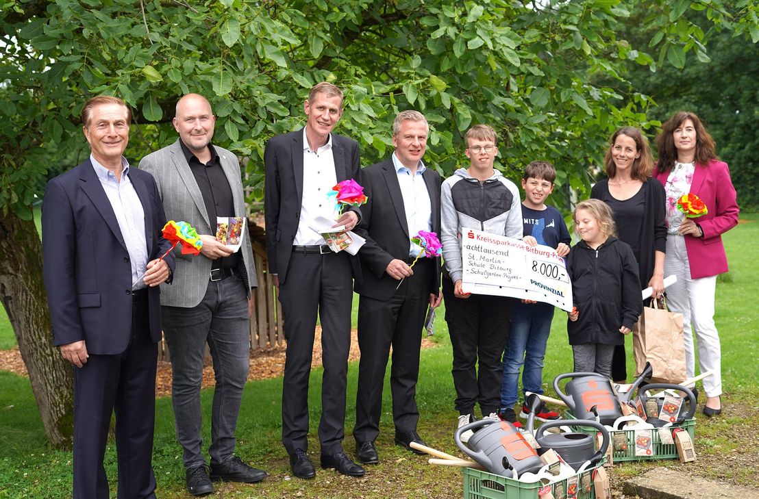 (v.l.n.r.): Gerd Bettendorf (Vertriebsleiter Provinzial Rheinland), Landrat Andreas Kruppert, Rainer Nickels (Vorsitzender des Vorstandes der Kreissparkasse Bitburg-Prüm), Frank Propson (Mitglied des Vorstandes der Kreissparkasse Bitburg-Prüm), Schüler der Projektgruppe Schulgarten, Julia Klaes (Mitglied der Orga-Gruppe Schulgarten) und Irene Mees (Bereichsleiterin Unternehmenskommunikation der Kreissparkasse Bitburg-Prüm)