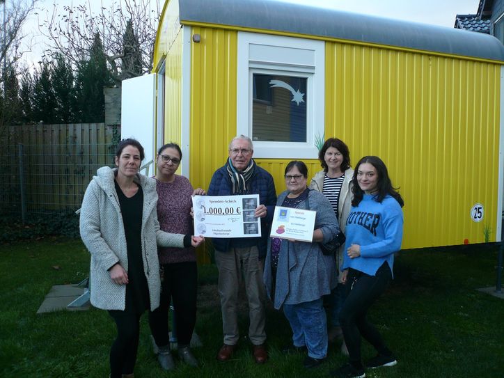 Paula Nolden (v.li.), Marika Gerdes, Jürgen Sauer, Susanne Zaun, Betina Glück (Vorständin) und Alesha Gasior freuen sich gemeinsam über die Spende.