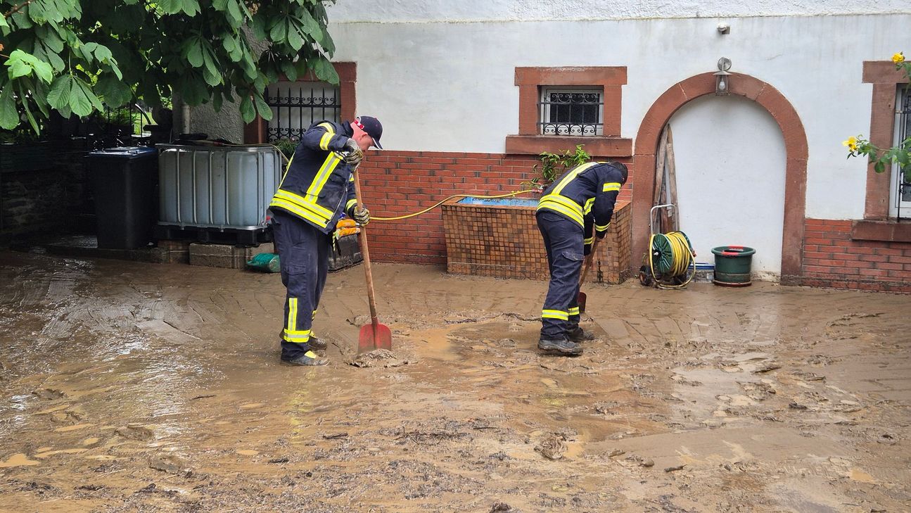 Wie angekündigt, zog am Samstagnachmittag nach dem sommerliches Wetter, schwere Unwettern über die Region Trier hinweg. Von 30 Grad vor der Front fielen die Temperaturen auf unter 20 Grad ab. Gegen 15:30 Uhr traf eine besonders heftige Zelle die Verbandsgemeinde Schweich.