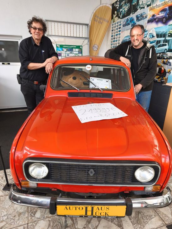 Altes Schätzchen: Im familieneigenen Autohaus posieren André und Jörn Hück gemeinsam vor einem knallroten R-4 aus den Siebzigern.