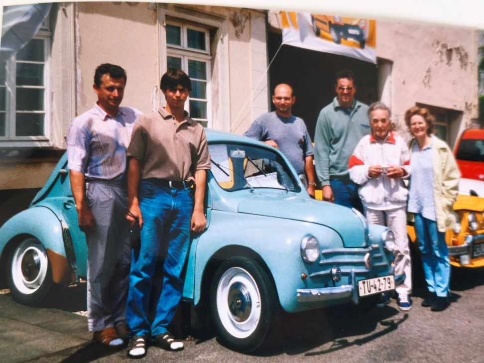 Die weiteste Anfahrt: Mit ihrer »Cremeschnitte«, einem Renault 4 CV, Baujahr 1960, kam diese Prager Familie gemütlich nach Roggendorf getuckert.