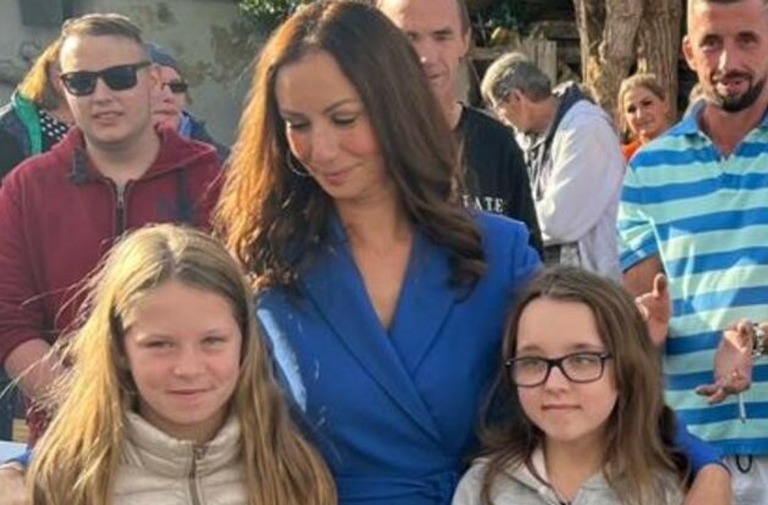 Bevor Ana Maria Frühauf (Mitte) Sophie (li.) und Celina (re.) ins Haus führte, ahnten die Mädchen noch nichts von der »Verwandlung«.