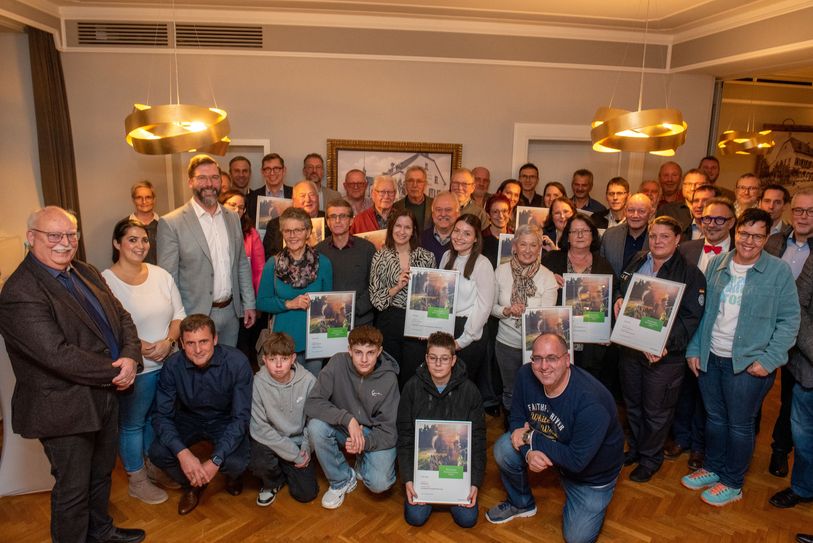 Die Teilnehemer sowie Westenergie-Kommunalmanager Christian Nathem (2. Reihe, 3. v.l.) bei der Auszeichnung der Preisträger.