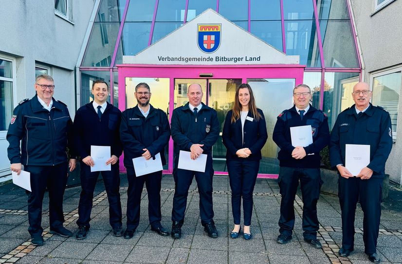 v.l.: Willi Schlöder, Dustin Hargarten, Martin Niederprüm, Lutz Kivel,  Janine Fischer (Bürgermeisterin), Stephan Tusch und Klaus-Peter Dimmer bei der Ernennung des neuen Wehrleiters
