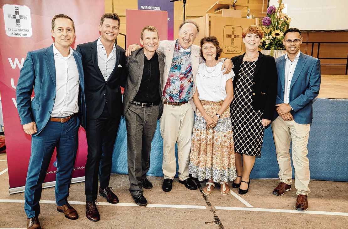 Das offizielle Abschiedsfoto: Andreas Heinrich (Vorstand), Prof. Dr. Jens Martin Rothenberger, Dr. Christoph von Buch, Dr. André Borsche, Dr. Eva Borsche, Jutta Magmer-Melaas und Manuel Seidel.