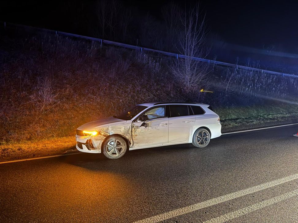 Nach rund 90 Minuten konnte der Streckenabschnitt zwischen zwischen dem Gewerbegebiet Nord und dem Sportplatz wieder freigegeben werden. Insgesamt waren 18 Rettungskräfte im Einsatz.