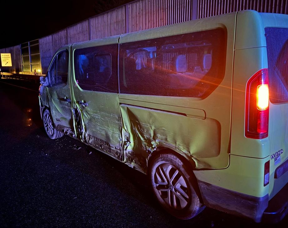 Nach rund 90 Minuten konnte der Streckenabschnitt zwischen zwischen dem Gewerbegebiet Nord und dem Sportplatz wieder freigegeben werden. Insgesamt waren 18 Rettungskräfte im Einsatz.