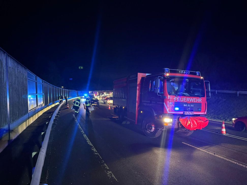 Nach rund 90 Minuten konnte der Streckenabschnitt zwischen zwischen dem Gewerbegebiet Nord und dem Sportplatz wieder freigegeben werden. Insgesamt waren 18 Rettungskräfte im Einsatz.
