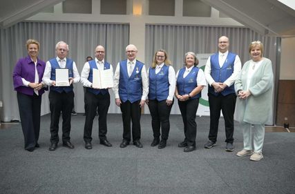 Vertreter der Musikvereinigung Montjoie mit Ina Brandes (l.) und Regina van Dinther bei der Preisverleihung.