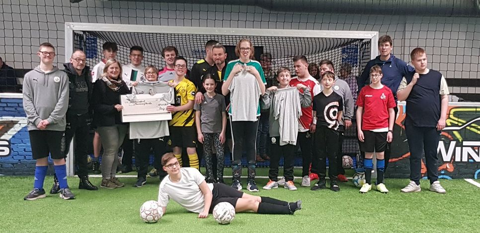 Der Förderverein Roes hat das Koblenzer Team "Bananenflanke" mit einer Spende unterstützt.