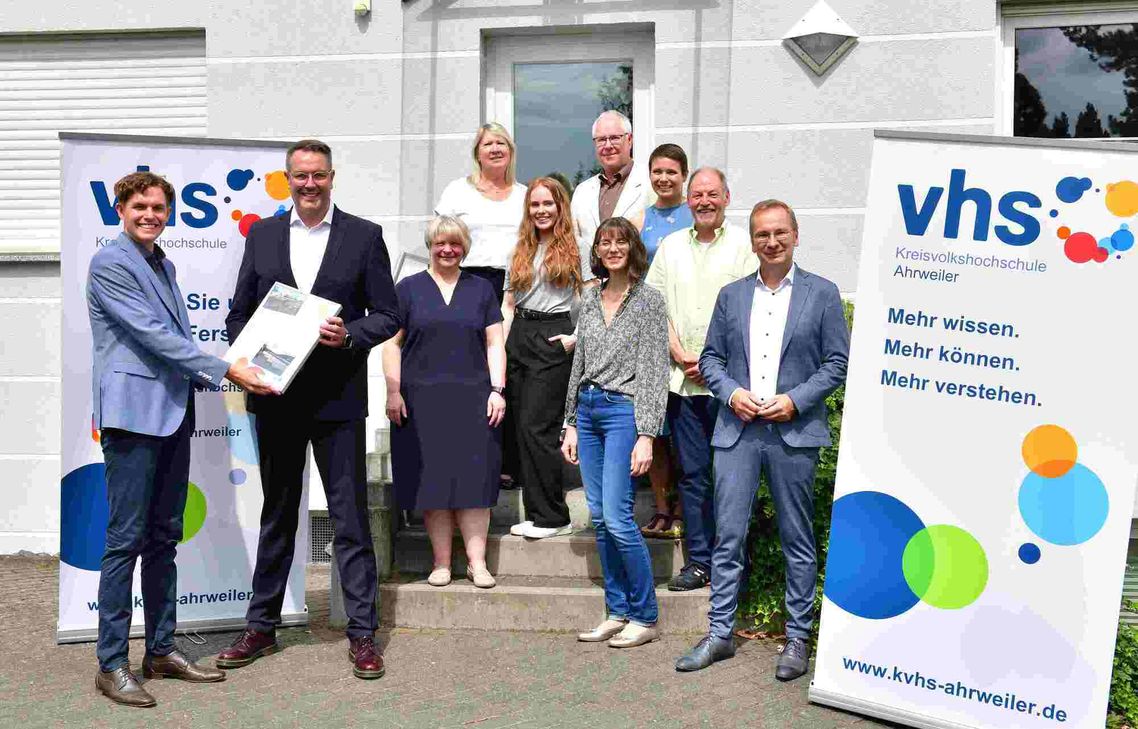 Der Besuch der Kreisvolkshochschule zeigt viele positive Entwicklungen auf, dies unterstrich Minister Schweitzer und dankte allen vor Ort für das große Engagement.