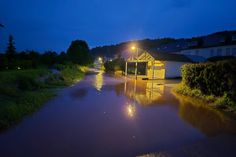 Innerhalb von nur 10 Minuten stieg unser Bach dermaßen stark an, dass man jederzeit dachte, er würde gleich über die Ufer treten.