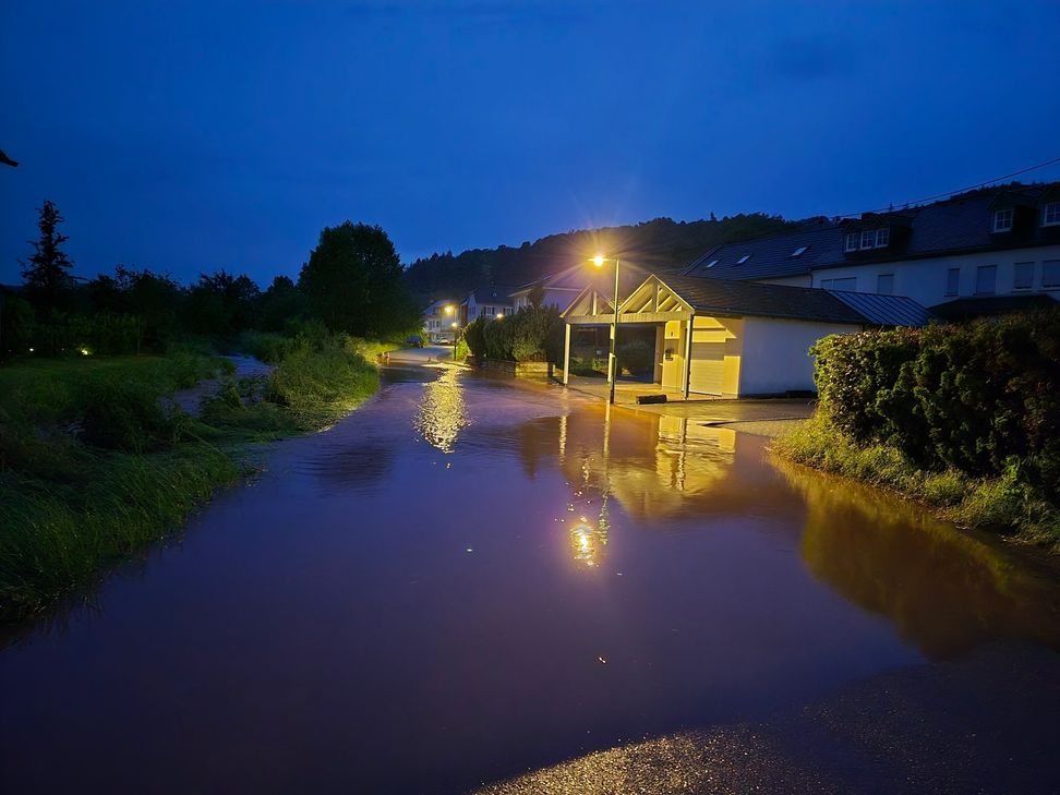 Innerhalb von nur 10 Minuten stieg unser Bach dermaßen stark an, dass man jederzeit dachte, er würde gleich über die Ufer treten.