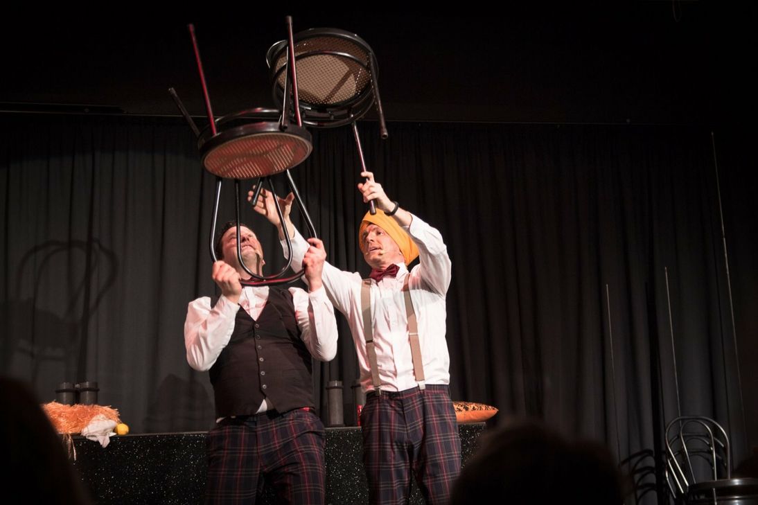 Comedy und Akrobatik mischen »KlirrDeluxe« bei ihrem Auftritt im Saal Hütten in Rott.