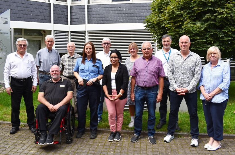 In der Kreisverwaltung tauscht man sich regelmäßig aus (v.l.): Manfred Adams, Werner Klemm, Uwe Kramer, Winfried Acht, Katinka Schneider (Dienststellenleiterin PI Simmern), Axel Schreiner, Rachida Hänsch, Antje Thieme, Hugo Alt, Harald Kaspar, Marcus Berg und Kathrin König.