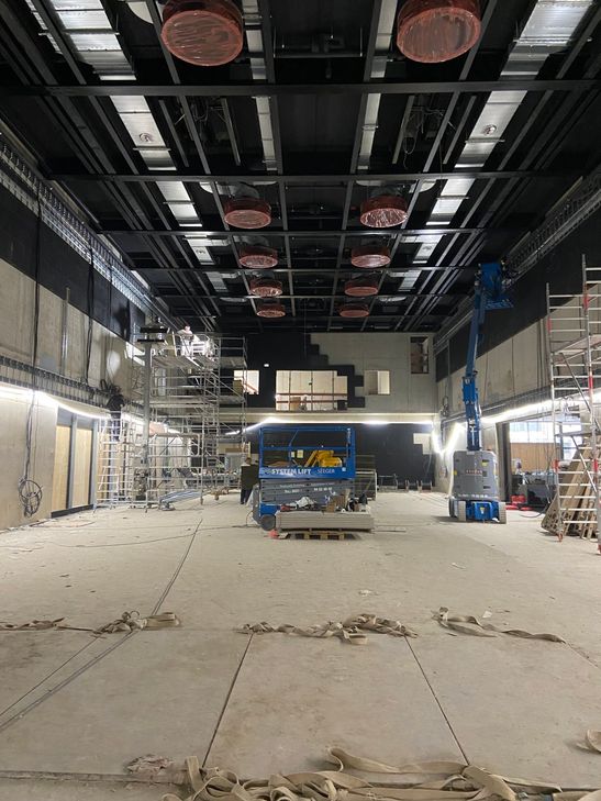 Im neuen Anbau der Tufa arbeiten aktuell verschiedene Gewerke, damit der Saal im Oktober eröffnen kann und somit Schauspiel- und Tanzproduktionen dort stattfinden können.