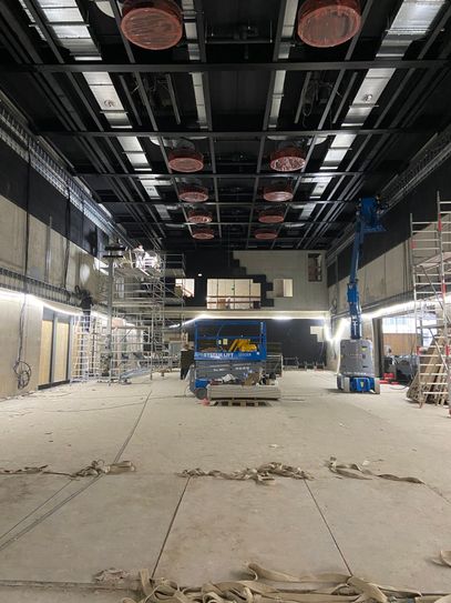 Im neuen Anbau der Tufa arbeiten aktuell verschiedene Gewerke, damit der Saal im Oktober eröffnen kann und somit Schauspiel- und Tanzproduktionen dort stattfinden können.