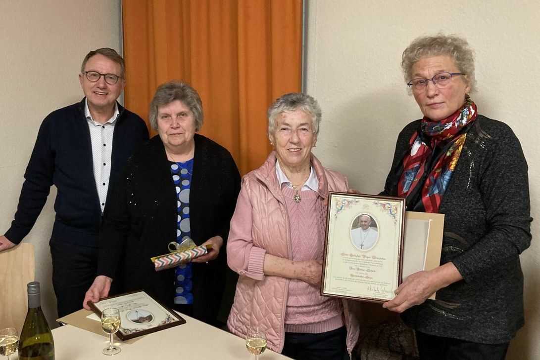 Pastor Dr. Hildesheim würdigte Klara Krämer, die rund 40 Jahre bereits im Pfarrgemeinderat Fell ehrenamtlich tätig ist.Für 40-jährige Tätigkeit wurde Alwisia Schmitt geehrt. Sie hatte in den letzten 40 Jahren die öffentliche katholische Bücherei in Fell ehrenamtlich geleitet. Christa Kronz arbeitete rund 20 Jahre lang ehrenamtlich in der Bücherei.