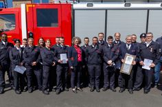 Geehrte und Beförderte der freiwilligen Feuerwehren sowie Ehrende sammelten sich zum Foto.