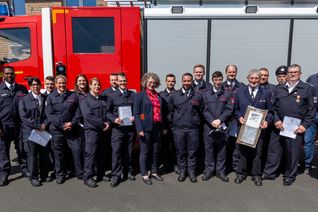 Geehrte und Beförderte der freiwilligen Feuerwehren sowie Ehrende sammelten sich zum Foto.