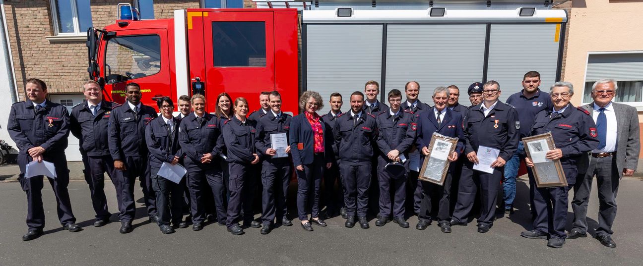 Geehrte und Beförderte der freiwilligen Feuerwehren sowie Ehrende sammelten sich zum Foto.