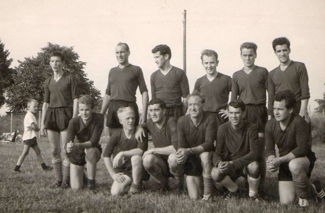 Die 1. Mannschaft vor dem ersten Spiel gegen Deudesfeld nach der Wiedergründung. Das Spiel endete 2:2.