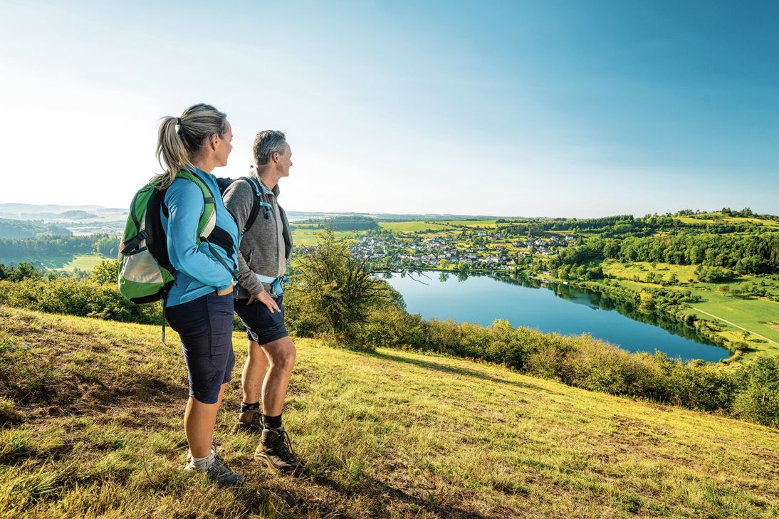 Blick auf das Schalkenmehrener Maar: Die HeimatSpur MaareGlück führt als Rundweg um die drei Dauner Maare.         Foto: RheinlandPfalz-Tourismus, Dominik Ketz