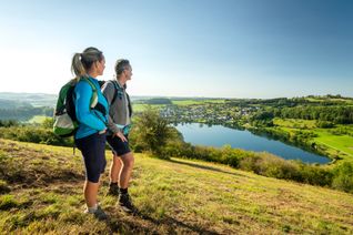 Blick auf das Schalkenmehrener Maar: Die HeimatSpur MaareGlück führt als Rundweg um die drei Dauner Maare.         Foto: RheinlandPfalz-Tourismus, Dominik Ketz