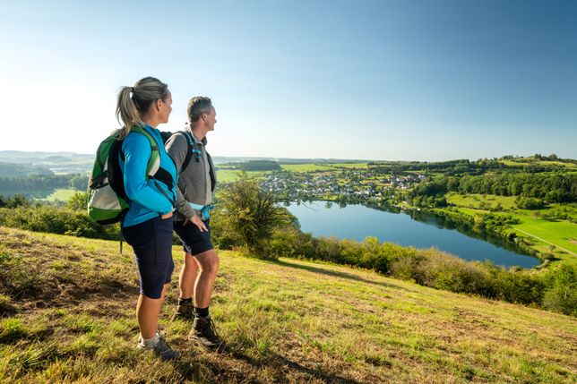 Blick auf das Schalkenmehrener Maar: Die HeimatSpur MaareGlück führt als Rundweg um die drei Dauner Maare.         Foto: RheinlandPfalz-Tourismus, Dominik Ketz