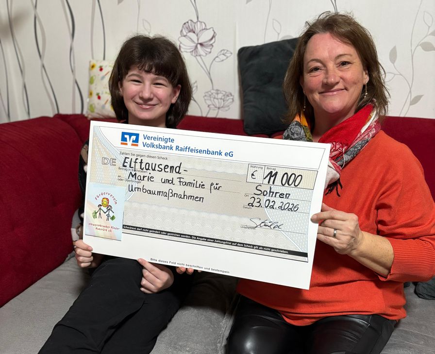 Marie und Brigitte Stierwald bei der Spendenübergabe.