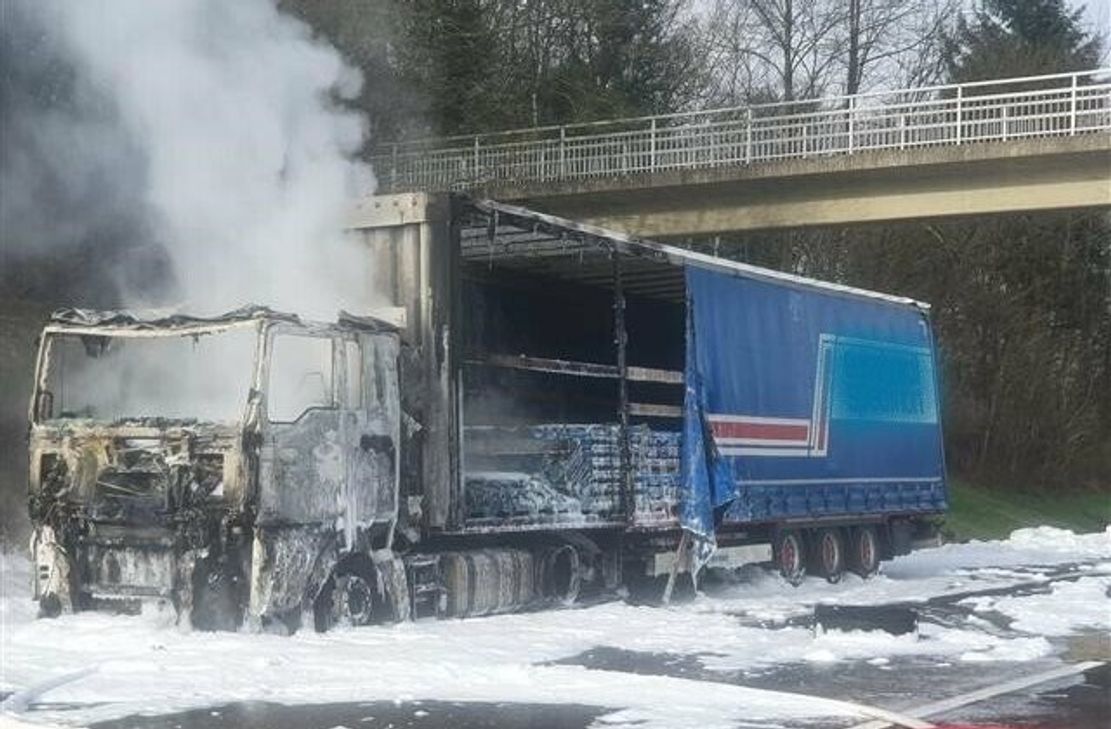 Ausgebrannter LKW auf der A 61 zwischen Boppard und Emmelshausen.