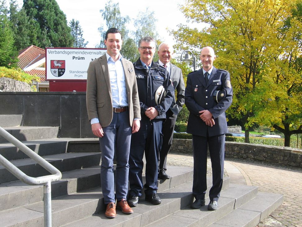Das Bild zeigt Palms (2. v. l.) bei seinem Antrittsbesuch beim Bürgermeister der Verbandsgemeinde Prüm, Aloysius Söhngen, und dem Stadtbürgermeister Johannes Reuschen, in Begleitung des Leiters der PI Prüm, EPHK Georg Bührmann. Foto: Polizei