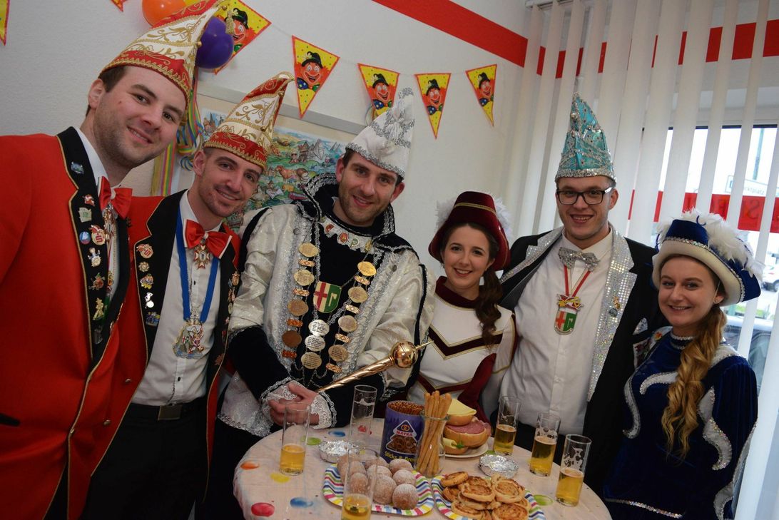 Lisa Fandel (v. re.), Funkemariechen Linda Plein, Sitzungspräsident Thomas Umbach, Prinz Philipp I., Andreas Michels und Daniel Stolz (beide Elferrat) vom Mehrener Carnevalsverein. Foto: Scholl