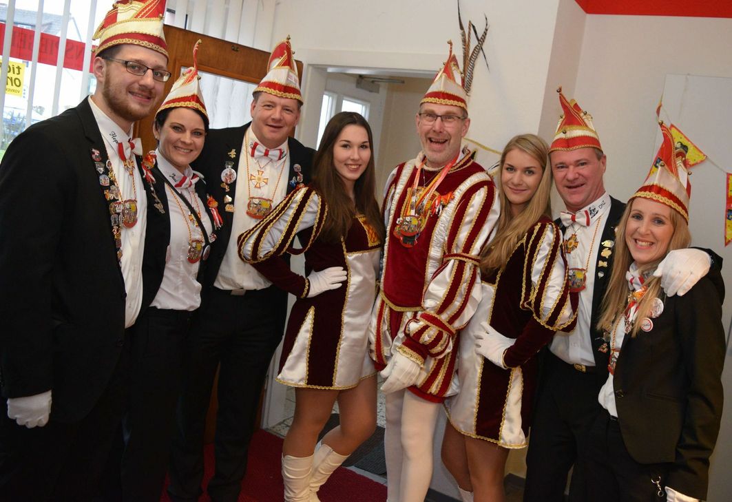 Florian Simon (v.li.), Janine Steckenborn, Tino Hotho, Franzi Simonis, Prinz Udo I., Laura und Michael Friedrich und Francesca Katzer von der Dauner Narrenzunft. Foto: Scholl