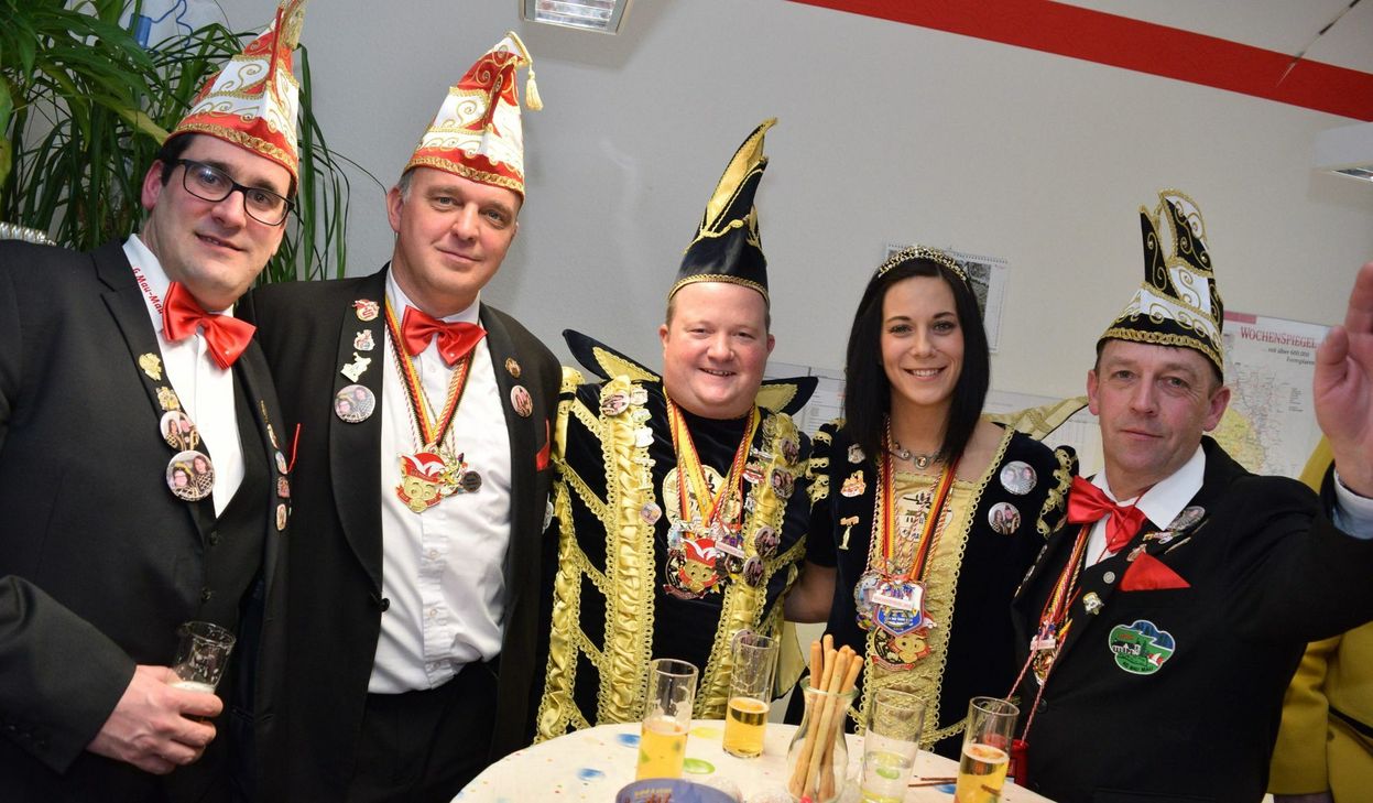 Prinz Mario I.II (1.2), Prinzessin Kathrin III., Sitzungspräsident Egon Arends, Erster Vorsitzender Frank Kremer und Zweiter Vorsitzender Thomas Casper von der KG Mau Mau Neunkirchen. Foto: Scholl