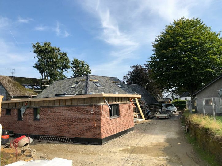 Hinter dem Haus spürt man auf der künftigen Terrasse kaum etwas von der nahen Bundesstraße. Fotos: T. Förster