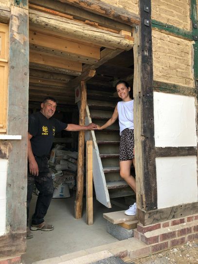 Martin Krings (hier mit Tochter Juliane Förster-Krings) möchte aus dem alten Bauernhaus an der Bundesstraße in Kesternich eine gastronomisches Schmuckstück machen. Viel Arbeit und die schwierige Suche nach einem Pächter liegen noch vor ihm. Fotos: T. Förster