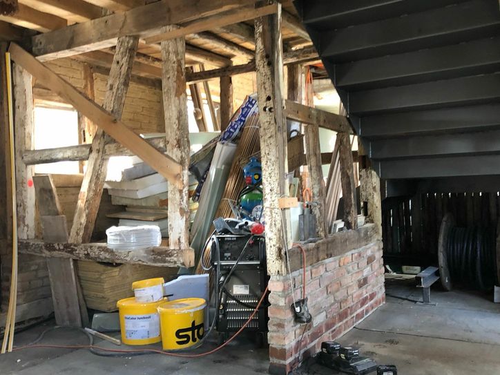 Der Schweinestall bleibt in seiner Form erhalten - abgetrennt und doch mittendrin. Fotos: T. Förster