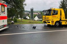 Durch die Wucht des Aufpralls wurde der Abschleppwagen beschädigt, der Motorradfahrer erlitt lebensgefährliche Verletzungen.